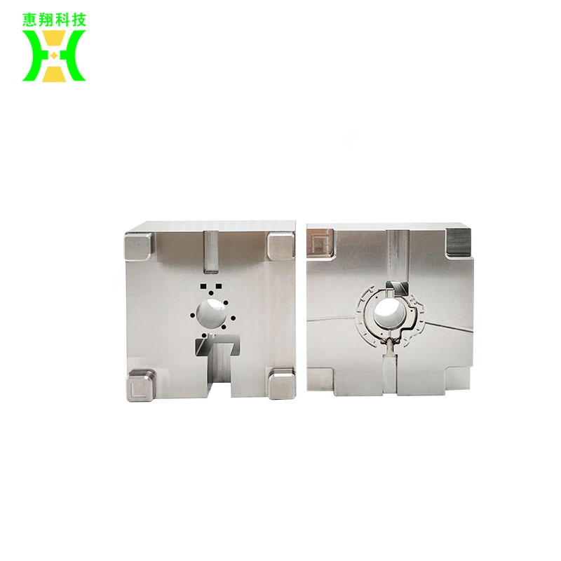 怎样选择一家好的模具乐鱼平台-乐鱼(中国)一站式服务平台
加工厂？惠翔模具(图1)